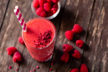 Serinletici meyve yüzlü zarif ahududu ile dekore 