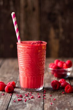 Azalan antioksidan içeren meyveli smoothie. 