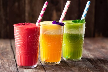 Masada servis edilen gözlüklü üç smoothie