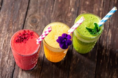 Küçük ayrıntılar ince dekor ile çeşitli meyve smoothies Gözlük