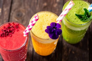 Küçük ayrıntılar ince dekor ile çeşitli meyve smoothies Gözlük