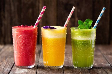 Üzerlerinde ince detay dekorasyon ile üç smoothies