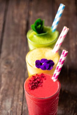 Her iki pipet ile cam bardak üç lezzetli smoothies 