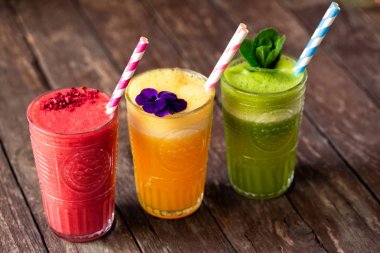 Üzerlerinde ince detay dekorasyon ile üç smoothies
