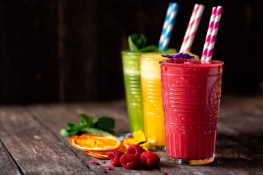 Temel besin ingredie ile üç vücut besleyici smoothies