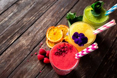 Enfes meyve bazlı enerji yenileme smoothie es ile dolu