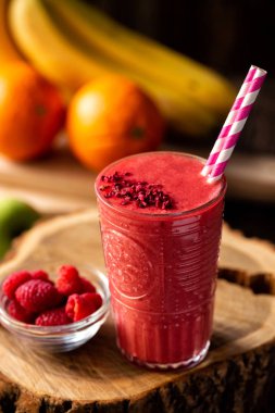 Lezzetli smoothie ahşap bir kütük üzerinde servis 