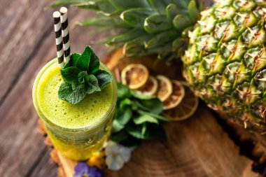 Lezzetli yeşil smoothie vitamin ve mineraller zekâ süslenmiş dolu