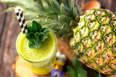 Pi ile birlikte yeşil yapraklarla süslenmiş kireç smoothie