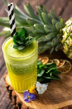 Lezzetli yeşil smoothie vitamin ve mineraller zekâ süslenmiş dolu
