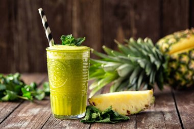 İki pipet ile lezzetli smoothie izleyici alay 