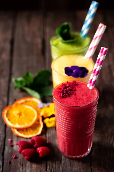 Yeşil yapraklar, meyve ile süslenmiş lezzetli tat Smoothies 