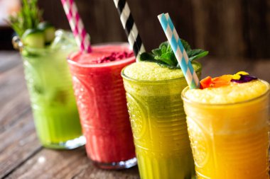 Çeşitli lezzetli ve lezzetli smoothies ta sırayla hizalanmış