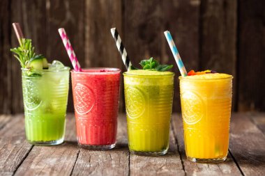 Çeşitli lezzetli ve lezzetli smoothies ta sırayla hizalanmış