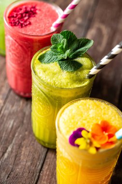 Güzel taze dekorasyon ile farklı meyve smoothies yakın