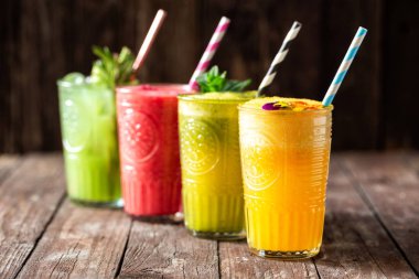 Büyük tat ve anlık enerji artırmak ile dört smoothies paketlenmiş 