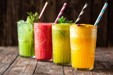Lezzetli smoothies sağlıklı bir görünüm ile alay 