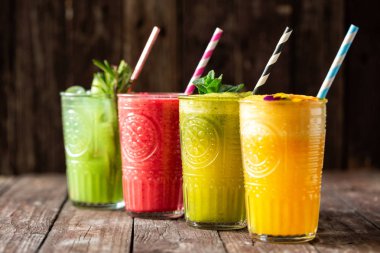 Rustik ahşap masada servis edilen lezzetli smoothie'ler