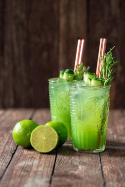 Limon smoothies çifti güzel izledi masada servis 