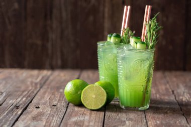 Limon smoothies çifti güzel izledi masada servis 