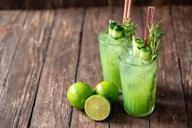 Yeşil buz soğuk tropikal kireç smoothie iki gla buz ile servis