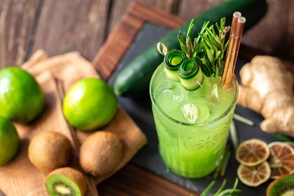 Ejemplo de una bebida refrescante saludable y una increíble decoración de frutas — Foto de Stock