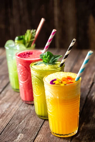 Vier nährstoffreiche Frucht-Smoothies, denen man nur schwer widerstehen kann — Stockfoto