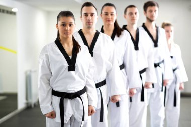 Dövüş sanatçıları grubu sıraya girdi 