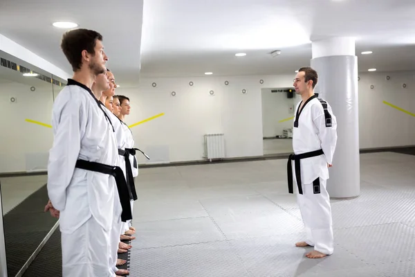 Martial art master lining up his taekwondo students — Stock Photo, Image