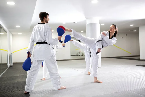 Martial Arts konkurrenter och deras utbildare öva kick kick — Stockfoto