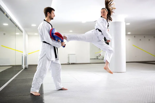 Ung flicka utbildning kampsport av taekwondo utför en kick f — Stockfoto