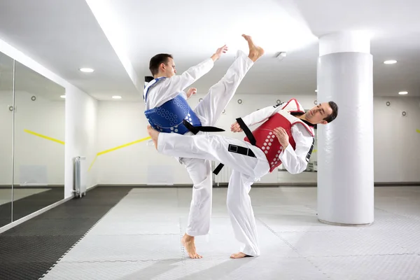 Chicos en azul y rojo entrenamiento equipo de protección en el enganche — Foto de Stock