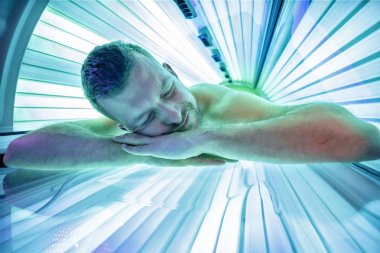 Solaryum rahatlatıcı gülümseyen genç adam 