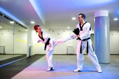 Cesur ve güçlü genç kadın onun ph rağmen sert bir egzersiz yapıyor