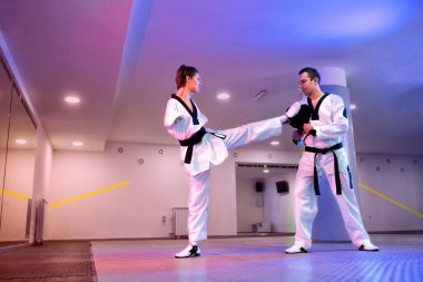 Mor-mavi açık arka planda para-taekwondo