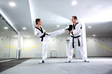 Sporda fiziksel engelli genç kadın tekvando antrenmanı yapıyor