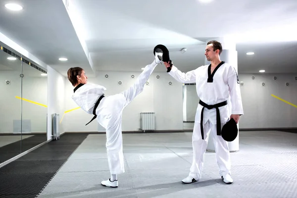 Chica con discapacidad física en el entrenamiento de artes marciales taekwondo — Foto de Stock