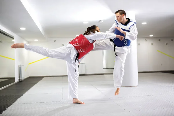 En kille och en tjej i nära Taekwondo bekämpa utbildning — Stockfoto