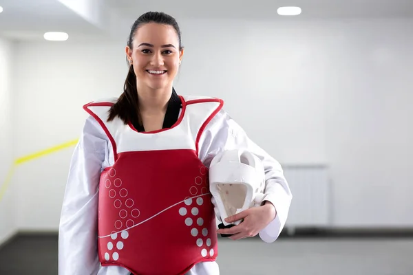 Jong schattig brunette meisje dragen beschermende martial art gear voor — Stockfoto