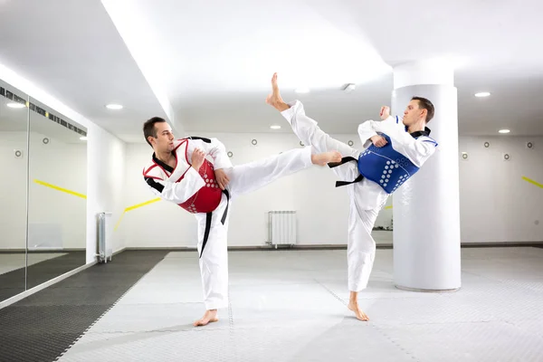 Twee jongens in een Taekwondo gevecht — Stockfoto