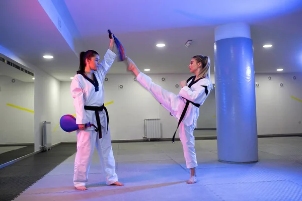 Två unga flickor utbildning Martial art av Taekwondo — Stockfoto