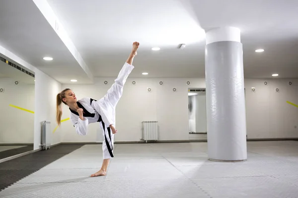 Cute girl with dyed blonde hair practicing martial art of taekwo — Stock Photo, Image