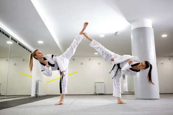 Dos chicas jóvenes demostrando taekwondo —  Fotos de Stock
