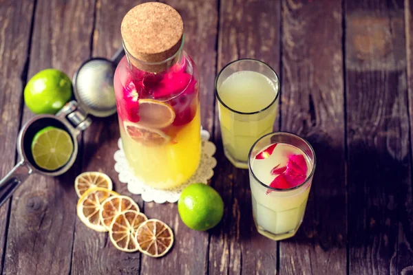 Botella y dos vasos de deliciosos cócteles con escariador de cítricos — Foto de Stock