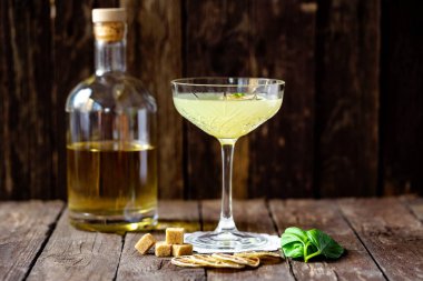 Silah Kardeşler, likör şişesi ve lezzetli taze meyve cockta