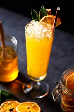 Whiskey Stage Smash kokteylinin kapanışı 