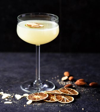 Meyve dilimleri ile dekore edilmiş gezegendeki en iyi kokteyl içki