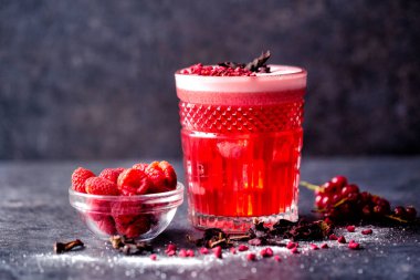 Ahududu küçük kase, lezzetli kokteyl cam ve bazı 