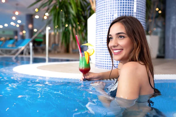 Bonita joven morena en la piscina — Foto de Stock