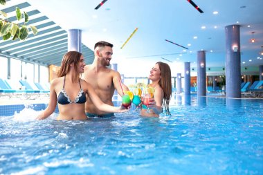 Tatillerinde harika vakit geçiren üç arkadaş 